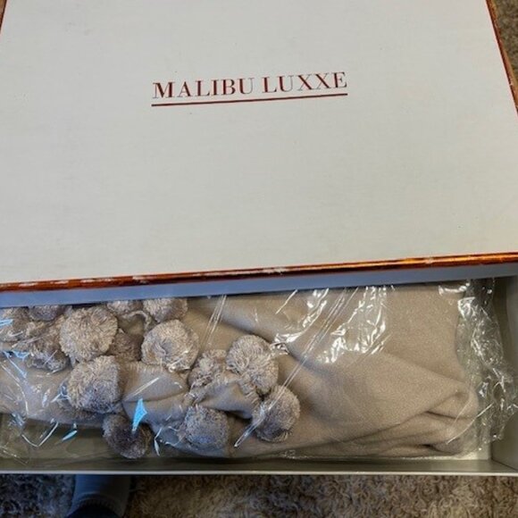 Malibu Luxxe - pom pom throw - Picture 6 of 6